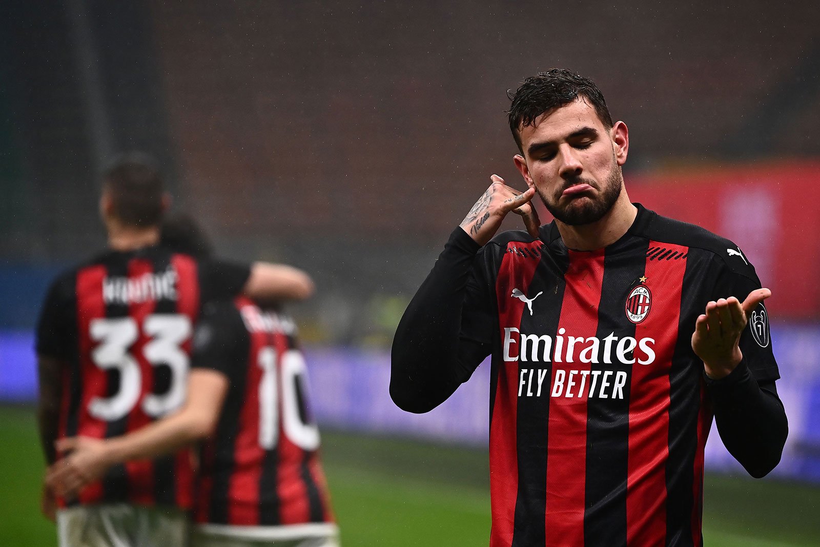 theo-hernndez-merayakan-golnya-saat-milan-menjamu-lazio-di-stadio-san-siro.jpg