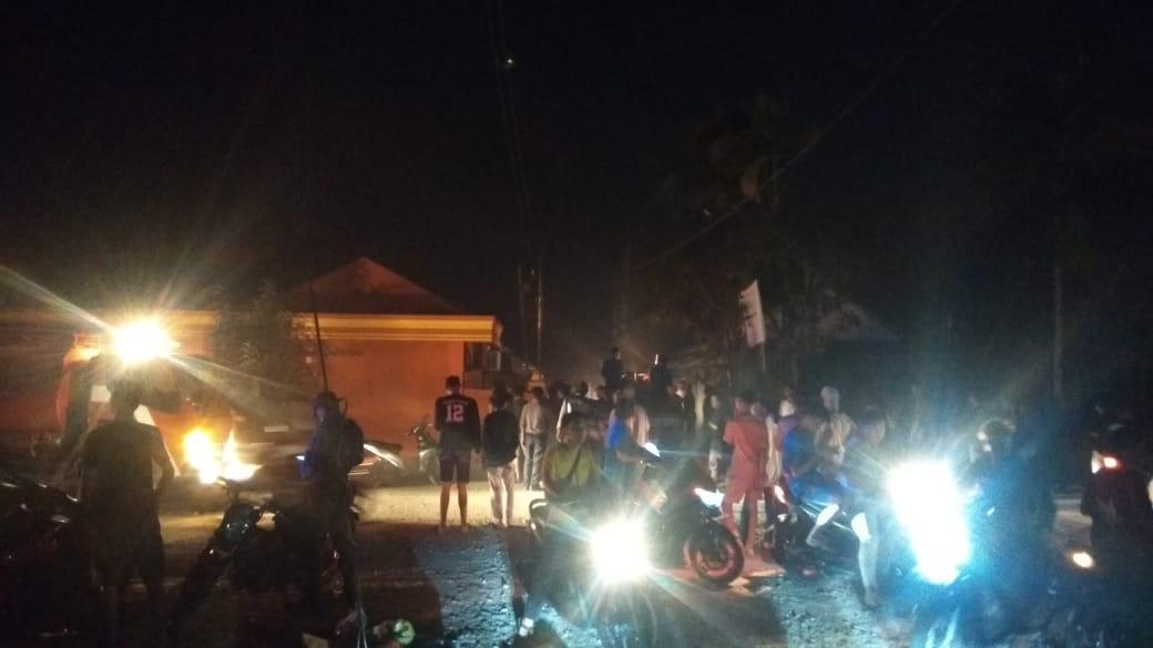 tiang-lampu-pln-di-jalan-keluarkan-percikan-api-warga-manunggal-dua-kuala-tungkal-berhamburan.jpg