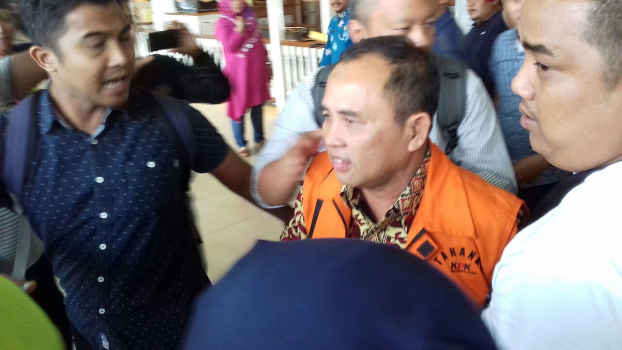 tiga-orang-tersangka-kasus-ott-operasi-tangkap-tangan-kpk_20180125_175540.jpg