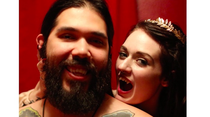 Aneh! Puas dengan Cara Hisap Darah Pasangan, Sejoli Ini Mengklaim Diri Mereka adalah Vampir