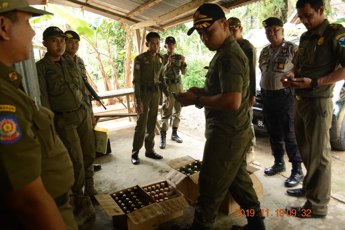 Tim Gabungan Sita Ratusan Botol Miras dan Tuak di 3 Kecamatan di Kabupaten Batanghari