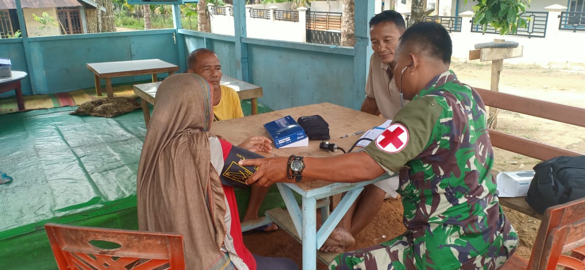 Tim Kesehatan Satgas TMMD 107 Cek Kesehatan, Anggota dan Masyarakat yang Sakit Langsung Diberi Obat