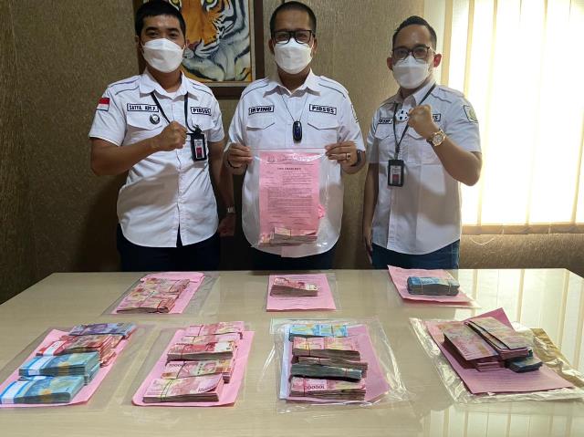 tim-penyidik-kejari-sita-uang-rp300-juta-dari-kasus-dugaan-pemotongan-insentif-di-bpprd-kota-jambi.jpg