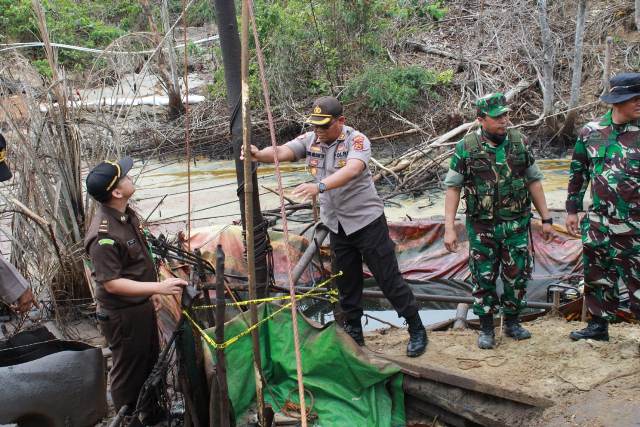 BREAKING NEWS 275 Sumur Minyak Ilegal di Batanghari dan Sarolangun 'Disapu' Tim Gabungan