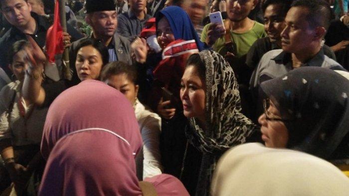 Titiek Soeharto Mantan Istri Prabowo Subianto Ikut Demonstrasi di Kantor Bawaslu Protes Hasil Pemilu