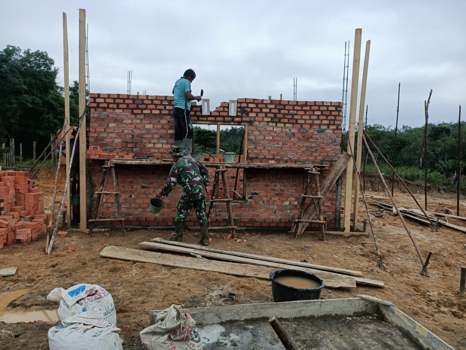 Tangis Susanti Pecah, Guru Honorer di Tebo Terharu Rumahnya Dibangun TNI