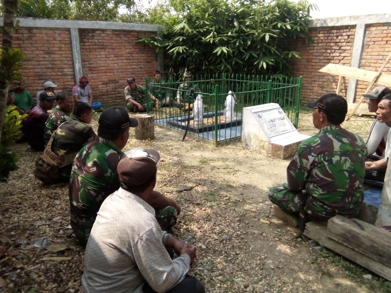 Sambut HUT ke 73, TNI dan Warga Goro Bersihkan Makam Pahlawan Sulthan Thaha