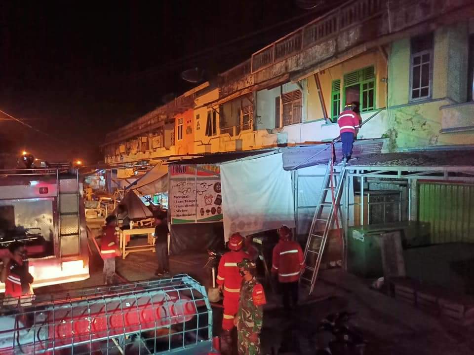 Satu Toko di Pasar Atas Sarolangun Terbakar Dua Armada Damkar Dikerahkan Padamkan Api