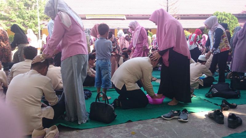 Harunya Suasana Siswa SMP 1 Kota Jambi Minta Maaf dan Cuci Kaki Ibu Sebelum Ujian Nasional
