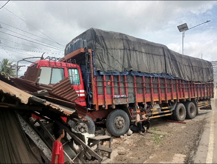 Ini Kronologis Tronton Hantam 3 Kios di Jembatan Aurduri I