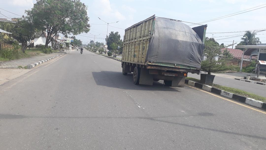 Truk Batubara Masih Ada yang Melintas di Siang Hari, Bahkan Lewat Depan Kantor Bupati Batanghari