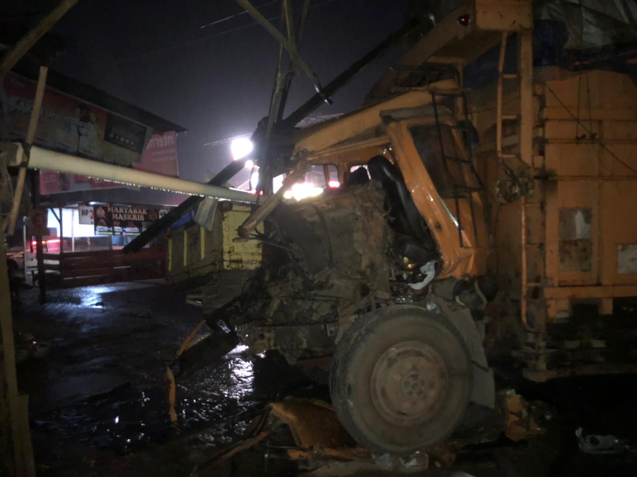 truk-jenis-fuso-bh-8972-hu-bermuatan-kelontong-hantam-satu-truk-ps-dan-dua-truk-batu-bara.jpg
