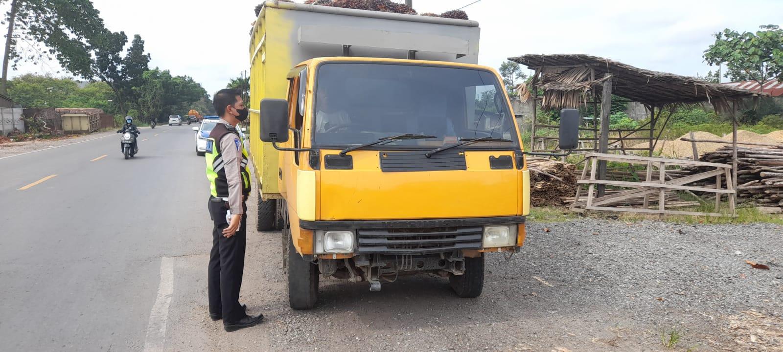 Nekat Melintas Saat Arus Balik, Polresta Jambi Tilang 4 Truk Pengangkut Sawit