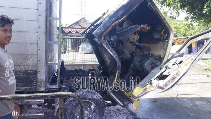 Dua Mobil Truk Mendadak Terbakar, Ditemukan 2 Mirip Bom Molotov, Diduga Sengaja Dibakar