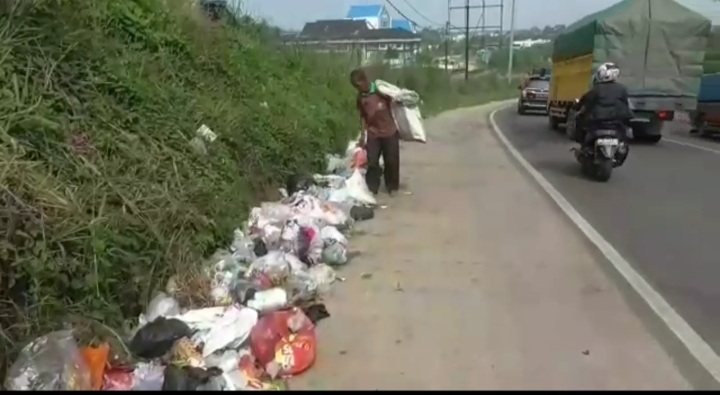 tumpukan-sampah-berserakan-di-jalan-raya-depan-kampus-uin-sts-jambi.jpg