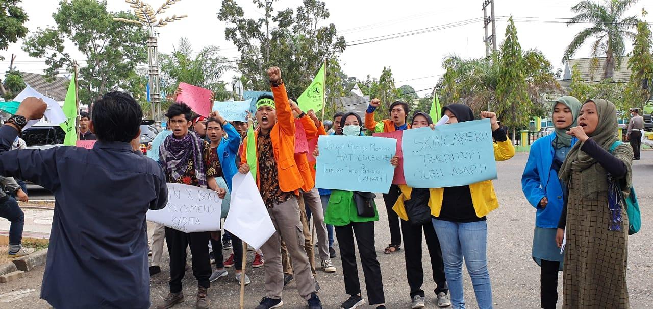 Tuntut Cabut Izin Perusahaan yang Lahannya Terbakar, Puluhan Mahasiswa di Batanghari Unjuk Rasa