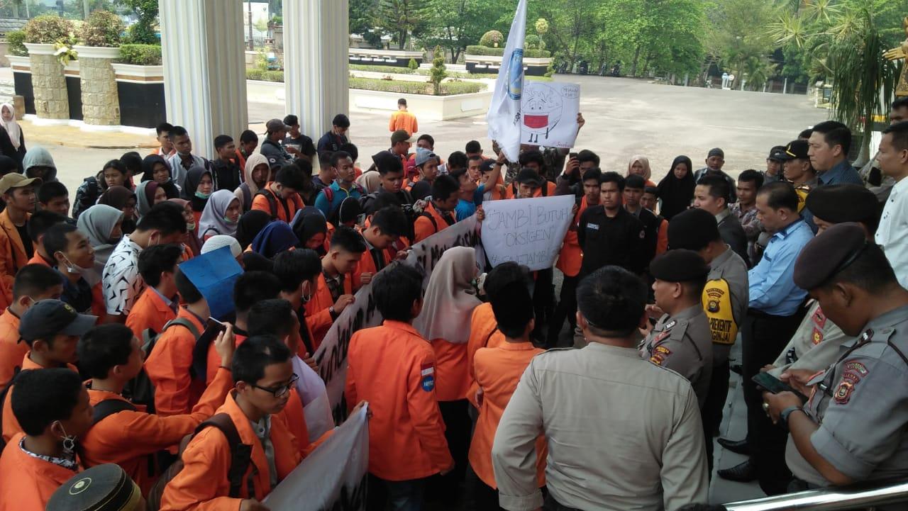 Tuntut Pemerintah Selesaikan Soal Karhutla, Puluhan Mahasiswa Unjukrasa di DPRD Provinsi Jambi