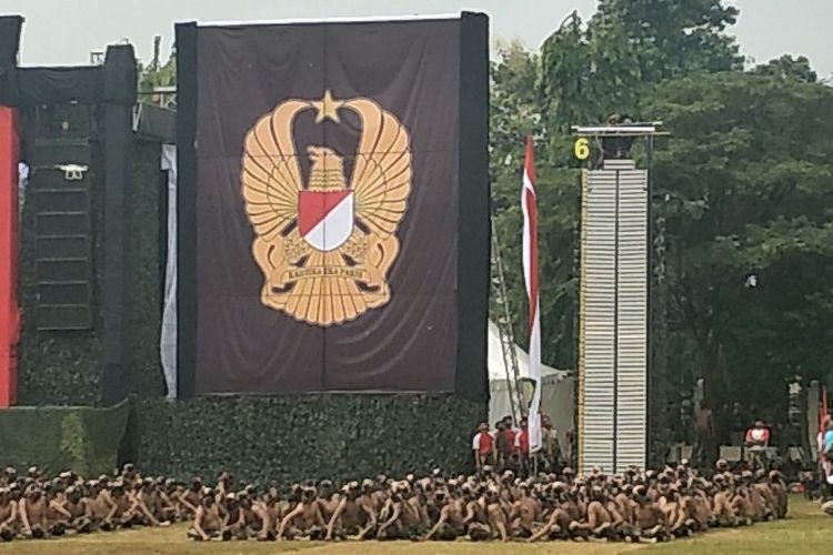 Detik-detik Srikandi Korps Wanita Kopassus Patahkan Tumpukan Ratusan Balok Beton hanya Sekali Pukul