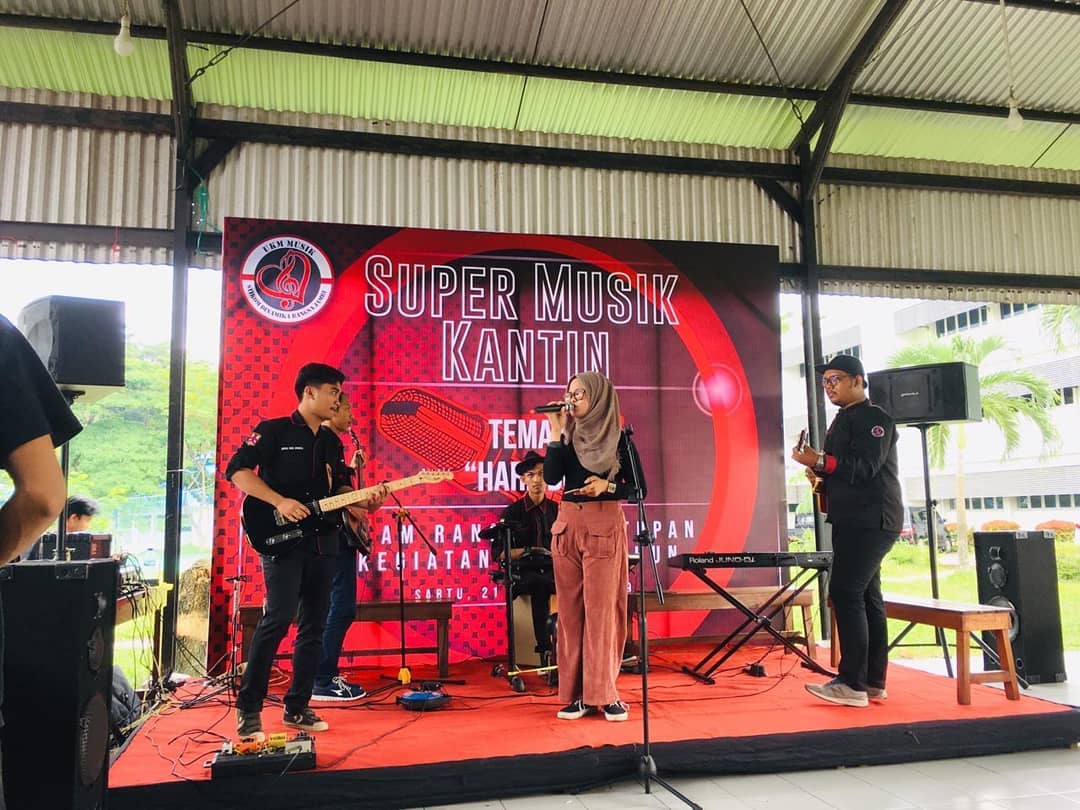 UKM Musik STIKOM Adakan Musik Kantin Hibur Mahasiswa