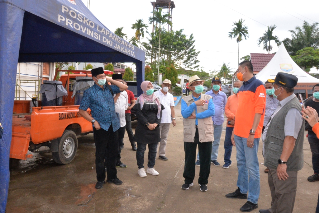 Fachrori Umar Serahkan Bantuan Uang Tunai Rp 50 Juta
