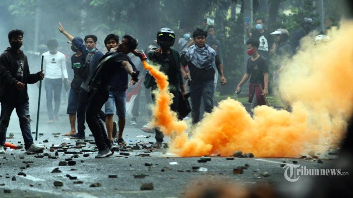 Kerusuhan Dimana-mana, Massa Berpakaian Hitam Kelompok Anarko Diduga Buat Ricuh Demo UU Cipta Kerja