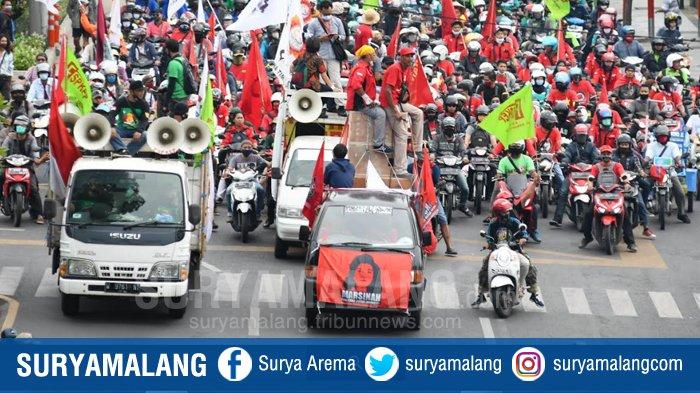 uu-cipta-kerja-menuju-gedung-grahadi-surabaya.jpg