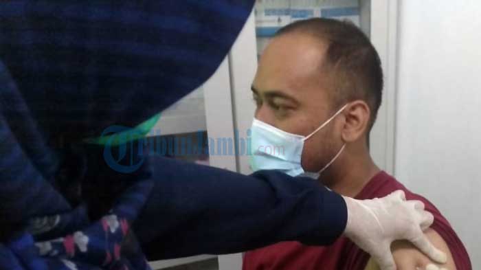 vaksin-covid-di-jambi_eko.jpg