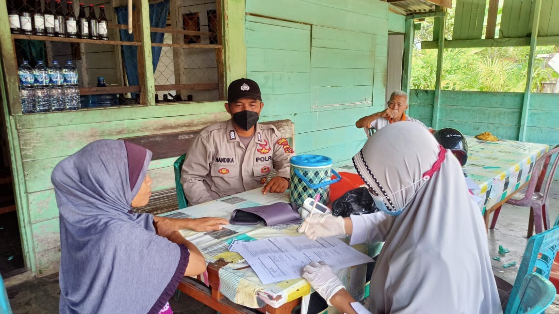 vaksinasi-warga-desa-di-batanghari-jemput-bola-q.jpg