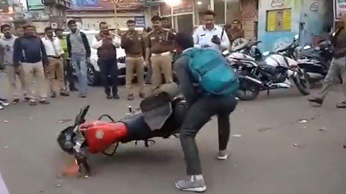 VIRAL Video Aksi Pria Banting Motor, Tak Terima Ditilang Rp 200 Ribu, Kemudian Duduk Diatas Motor