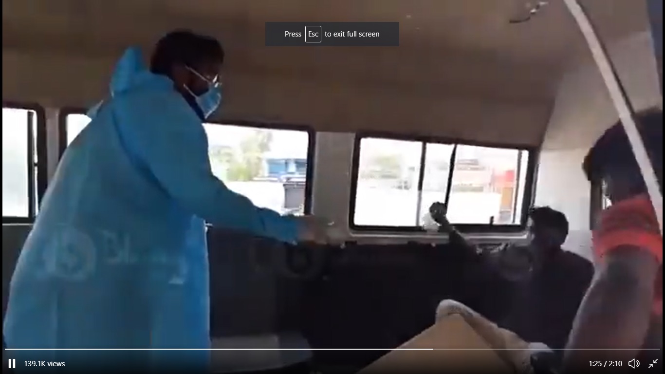 Viral Polisi India Memasukkan Warga yang Nekat Keluyuran ke Ambulans Berisi 'Pasien Corona'