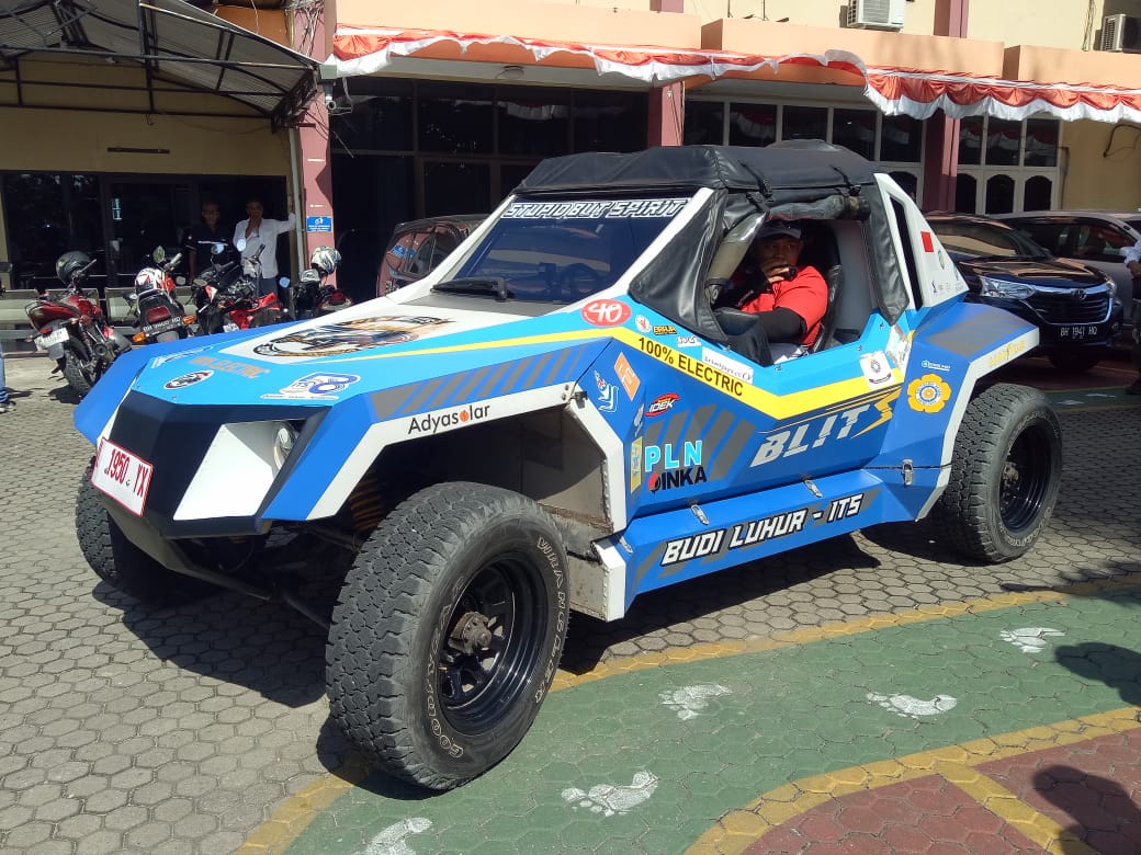 Tanpa Basa Basi, Fasha Langsung Naik Mobil Listrik PLN Putar-putar Tugu Keris Siginjai