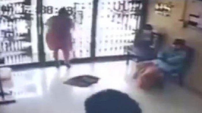 Wanita di India Tewas Bersimbah Darah Usai Tabrak Pintu Kaca Bank, Terlihat Direkaman CCTV
