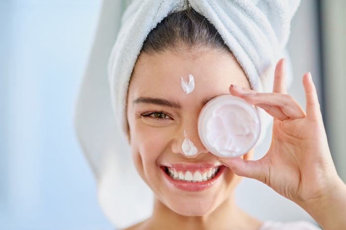 wanita-wajib-tahu-8-manfaat-toner-dalam-menunjang-kecantikan-istock_20180109_155013.jpg