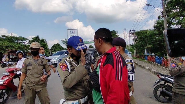 Seorang Warga dan Satpol-PP Adu Argumen Soal Penertiban di Tepi Jalan Lintas Sumatera Sarolangun