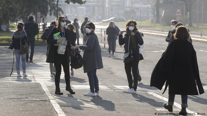 warga-memakai-masker-untuk-mencegah-virus-corona-setelah-jepang-dan-prancis.jpg