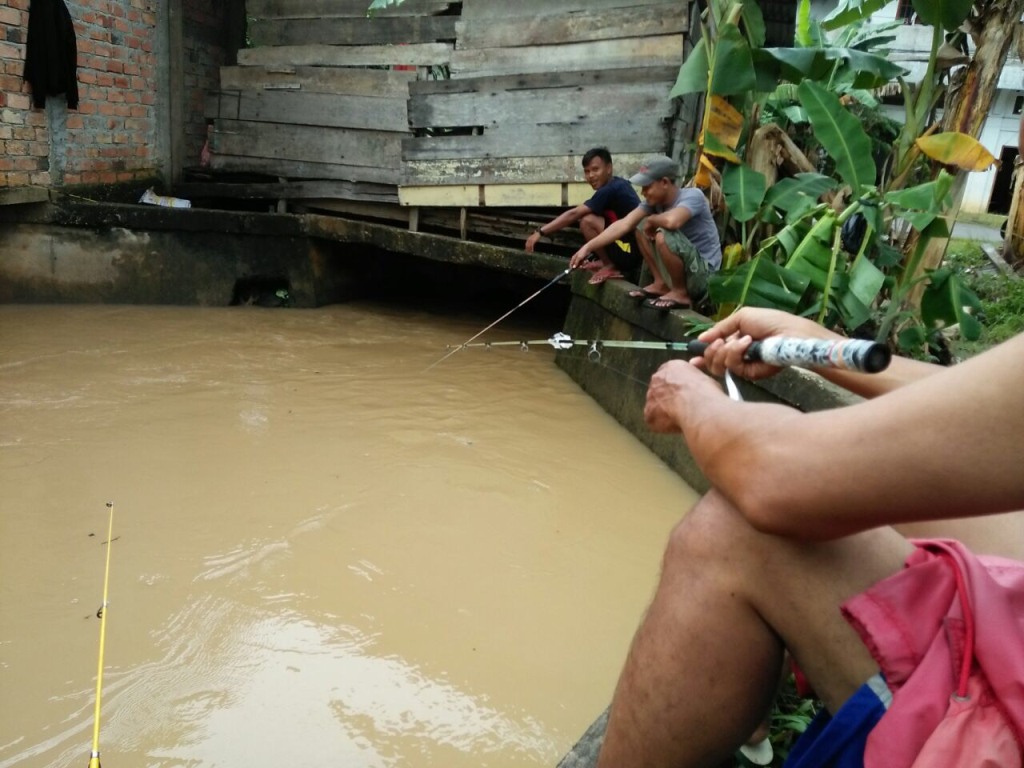 Intel Polisi Nongkrong di Empang Ngajak Patungan Beli Lele Warga Tak Menduga