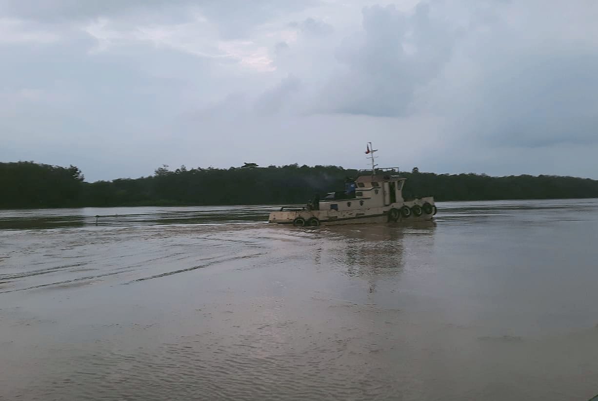 Geram dengan Aktivitas Tambang Pasir Diduga Ilegal, Warga Sekernan Hentikan Kapal Penambang