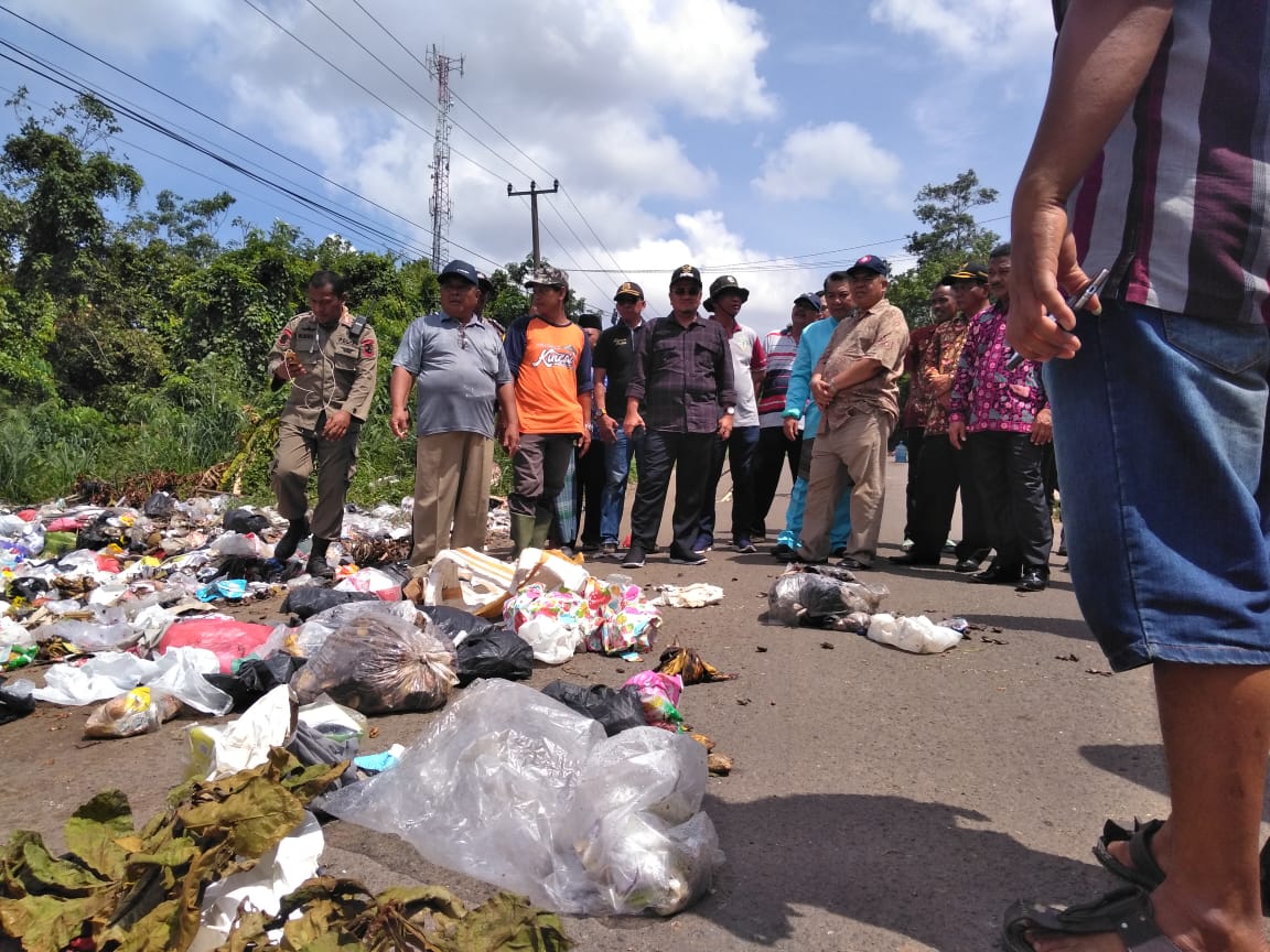 Temui Warga yang Blokir Jalan Karena Sampah, Ini Solusi Wawako Maulana Tanggapi Sampah