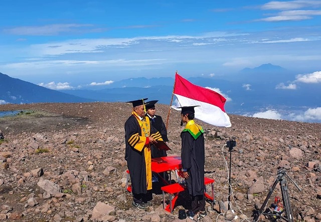 Diwisuda di Puncak Gunung Marapi, Andi: Ini Sejarah bagi Hidup Saya