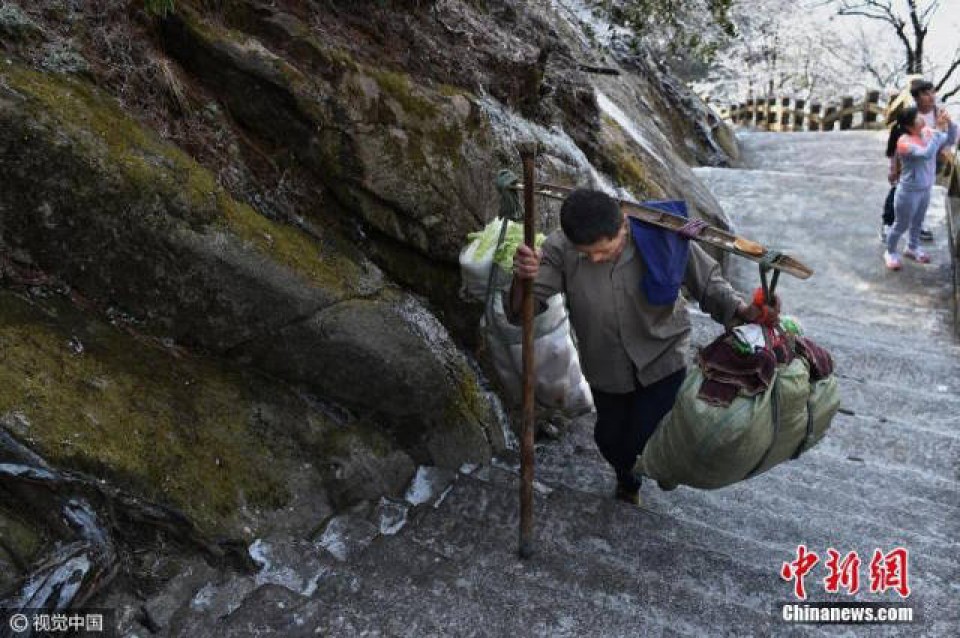 Umur 66 Tahun, Pekerjaan Porter Gunung, Tiap Hari Kerja 8 Jam