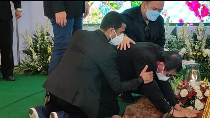 Tangis Yasonna Laoly Pecah, Tak Kuat Ditinggal Elisye Widya Ketaren Sampai Begini di Makam Istrinya