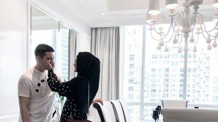 Tersenyum Bahagia, Setelah 10 Tahun Menanti, Irwansyah dan Sazkia Sungkar Umumkan Kehamilannya