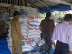 03052016-pembagian-raskin-di-koto-lanang-kerinci_20160503_190733.jpg