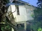 1-Rumah-Warga-di-Tahtul-Yaman-Jambi-Roboh-ditimpa-Pohon.jpg