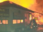 12112017-mapolres-dharmasraya-terbakar_20171112_105212.jpg