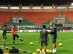 13122016-alfred-riedl-tendang-bola_20161213_204545.jpg