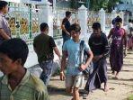 20231211-Pengungsi-Rohingya-terkatung-lkatung-di-kantor-gubernur-Aceh2.jpg