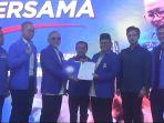 20240713-Zulkifli-Hasan-serahkan-SK-rekom-ke-Maulana-Diza-untuk-Pilwako-Jambi-2024.jpg