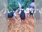20250126-anak-anak-lewati-jalan-rusak-parah-di-Bungo-Jambi.jpg