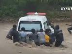 20250209-Mobil-ambulans-terobos-sungai-di-Kupang-NTT.jpg